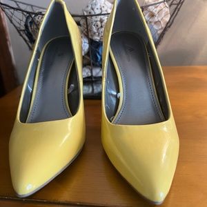 Yellow Worthington pointed toe heels